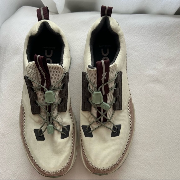 ON Cloudaway Hiking Sneaker - Picture 3 of 13